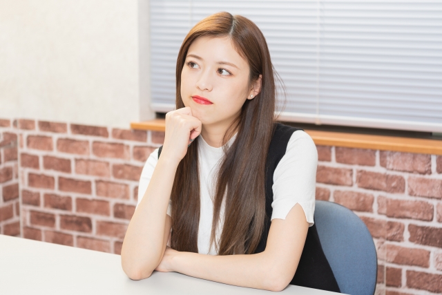 考えている女性
