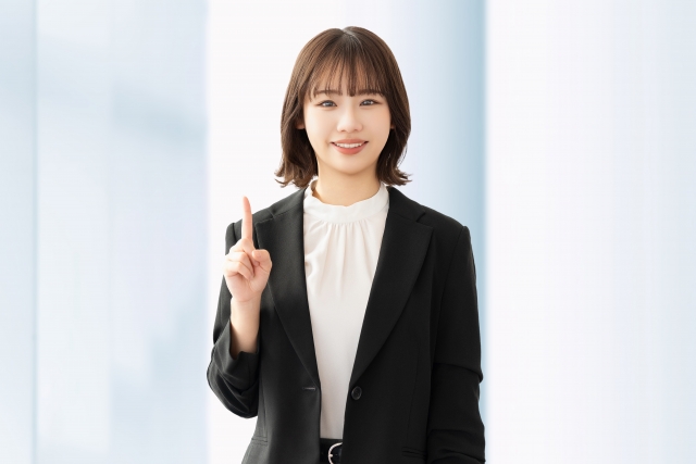 人差し指を立てた女性jpg