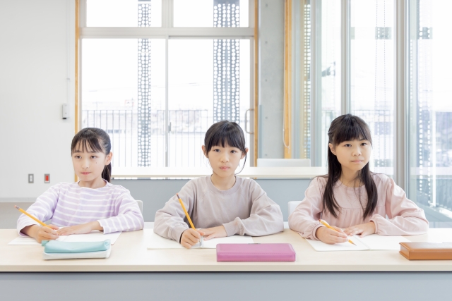 勉強する小学生
